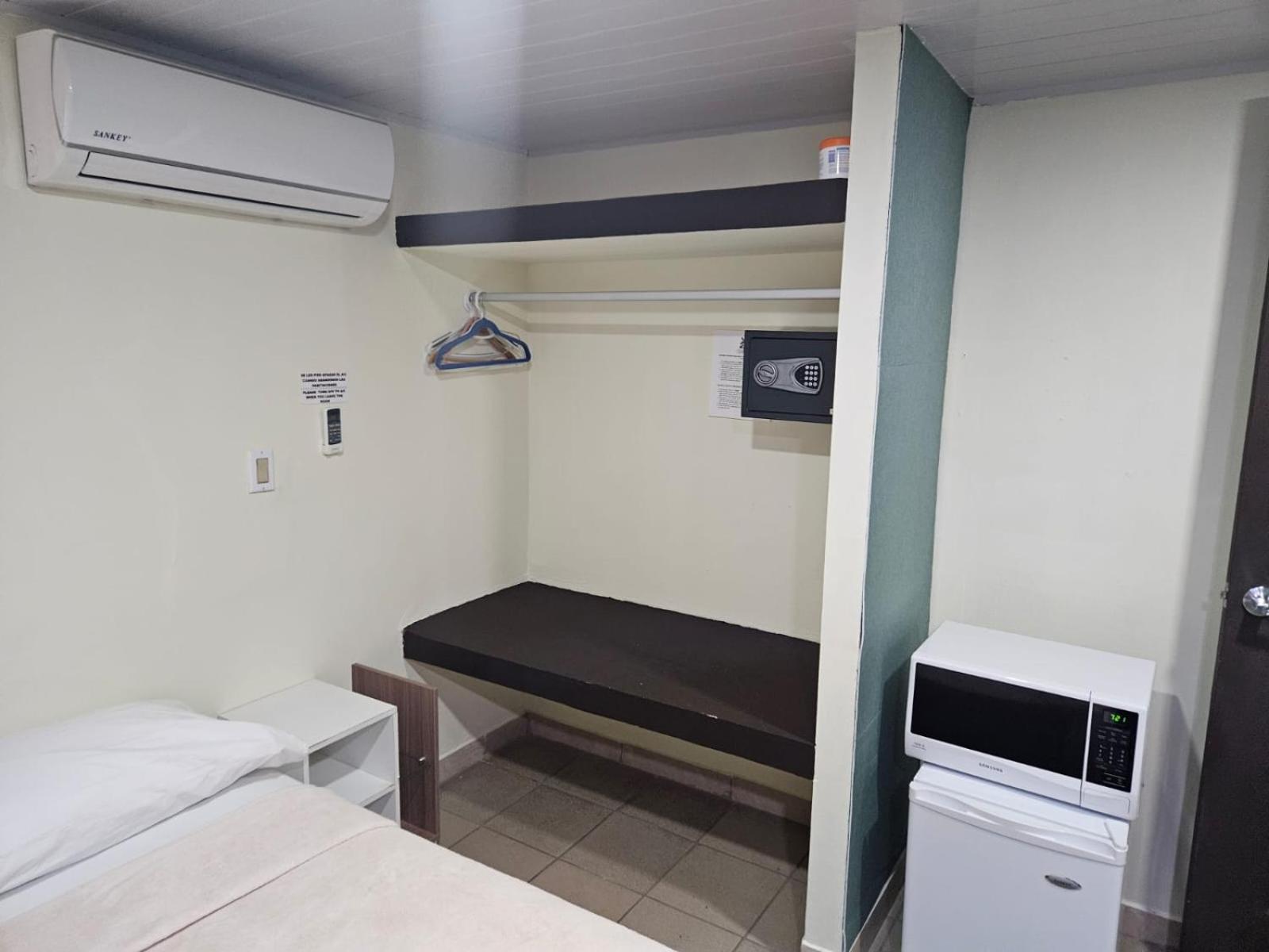 Hostal El Prado Panama City Exterior photo